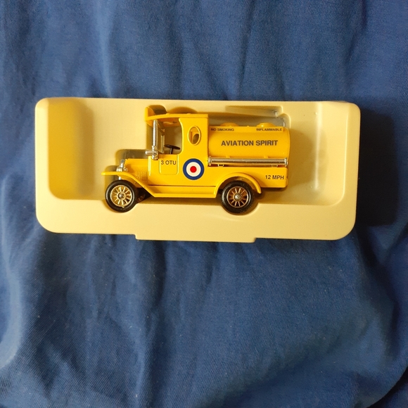 Rare Lledo Die Cast RCAF Tanker 1 of 1000 Certified Promotional $12.50 🇨🇦 Ship - Picture 7 of 14